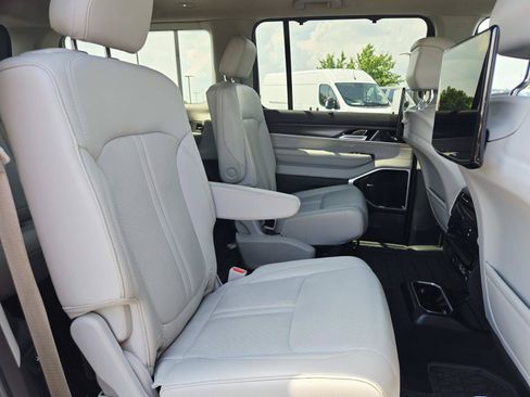 Used 2024 Jeep Wagoneer Series III w/ Premium Group I AWD/4WD image 21