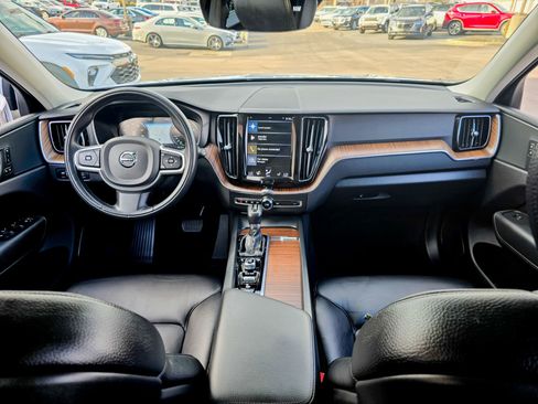 Used 2021 Volvo XC60 T5 Momentum w/ Premium Package image 34