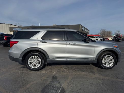 Used 2023 Ford Explorer XLT image 6