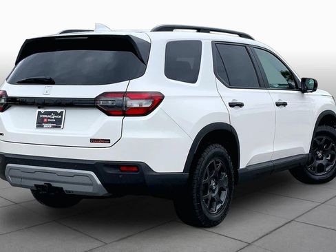 Used 2025 Honda Pilot TrailSport image 13