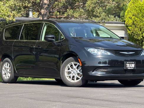 Used 2023 Chrysler Voyager LX FWD image 2
