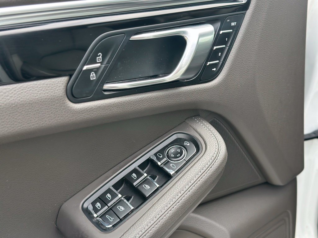 Used 2023 Porsche Macan AWD/4WD image 18