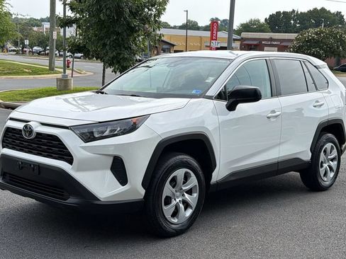 Used 2022 Toyota RAV4 LE FWD image 2