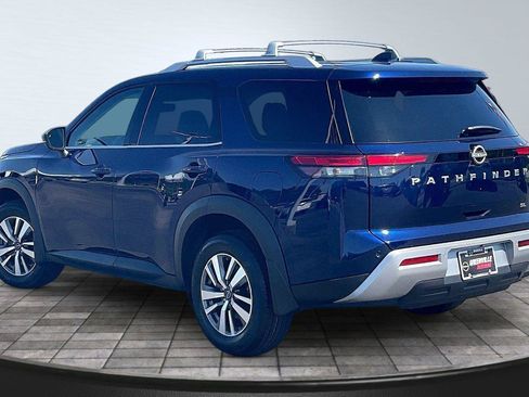 Certified 2024 Nissan Pathfinder SL FWD image 3