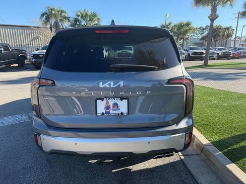 Used 2024 Kia Telluride EX w/ EX Captain's Chair Package image 6