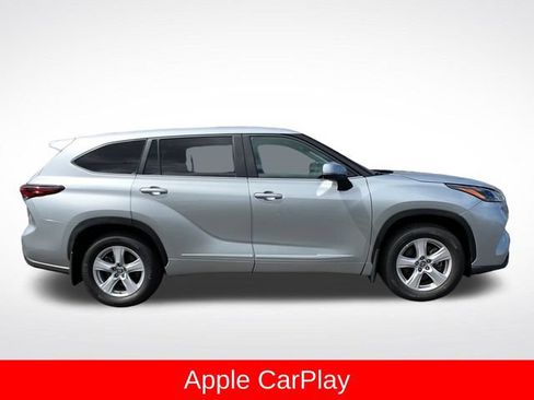 Used 2025 Toyota Highlander LE AWD/4WD image 2