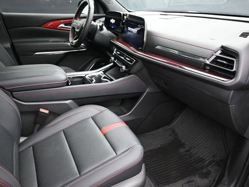 Used 2024 Chevrolet Traverse RS image 25