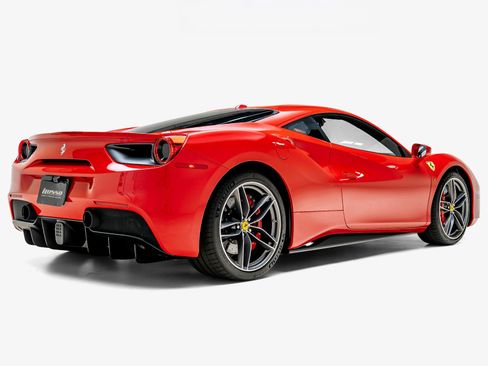 Used 2018 Ferrari 488 GTB RWD image 2