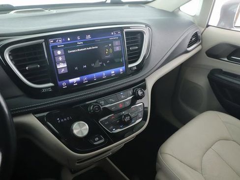 Used 2021 Chrysler Pacifica Touring-L image 26