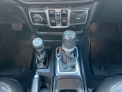 Used 2020 Jeep Wrangler Unlimited Sahara AWD/4WD image 19