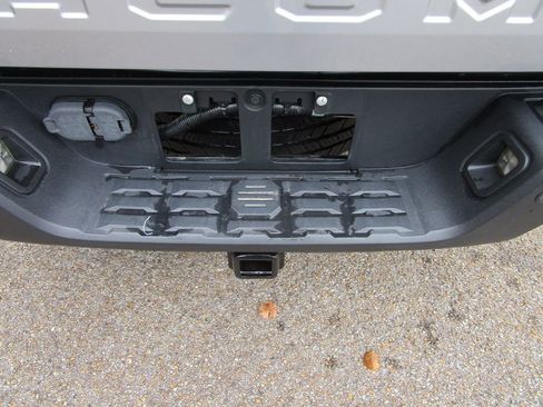 Used 2017 Toyota Tacoma Limited image 9