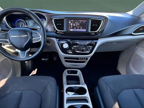 Used 2022 Chrysler Voyager LX image 18