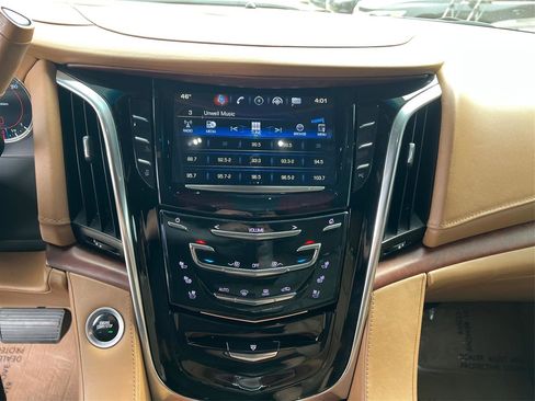 Used 2017 Cadillac Escalade Platinum AWD/4WD image 25