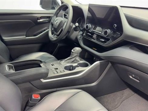 Used 2023 Toyota Highlander XLE image 13