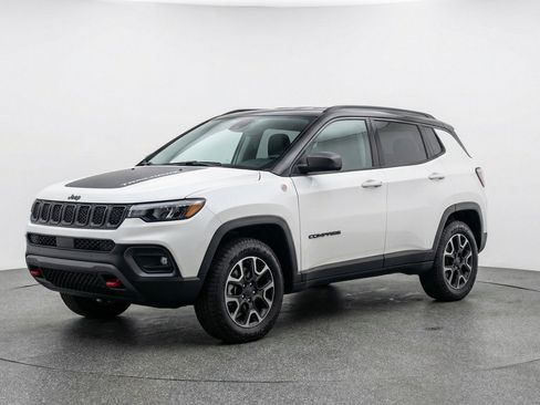 Used 2025 Jeep Compass Trailhawk AWD/4WD image 3