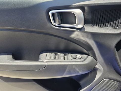 Used 2025 Hyundai Venue SEL image 25