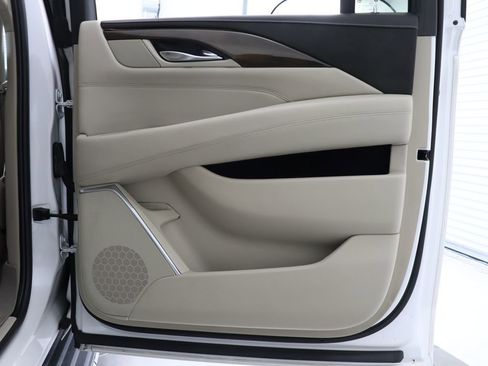 Used 2020 Cadillac Escalade ESV Luxury image 44