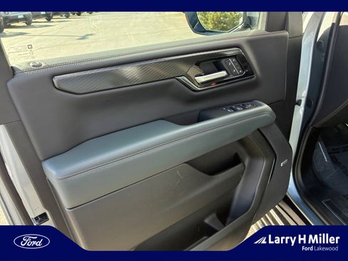 Used 2025 GMC Yukon XL AT4 image 13