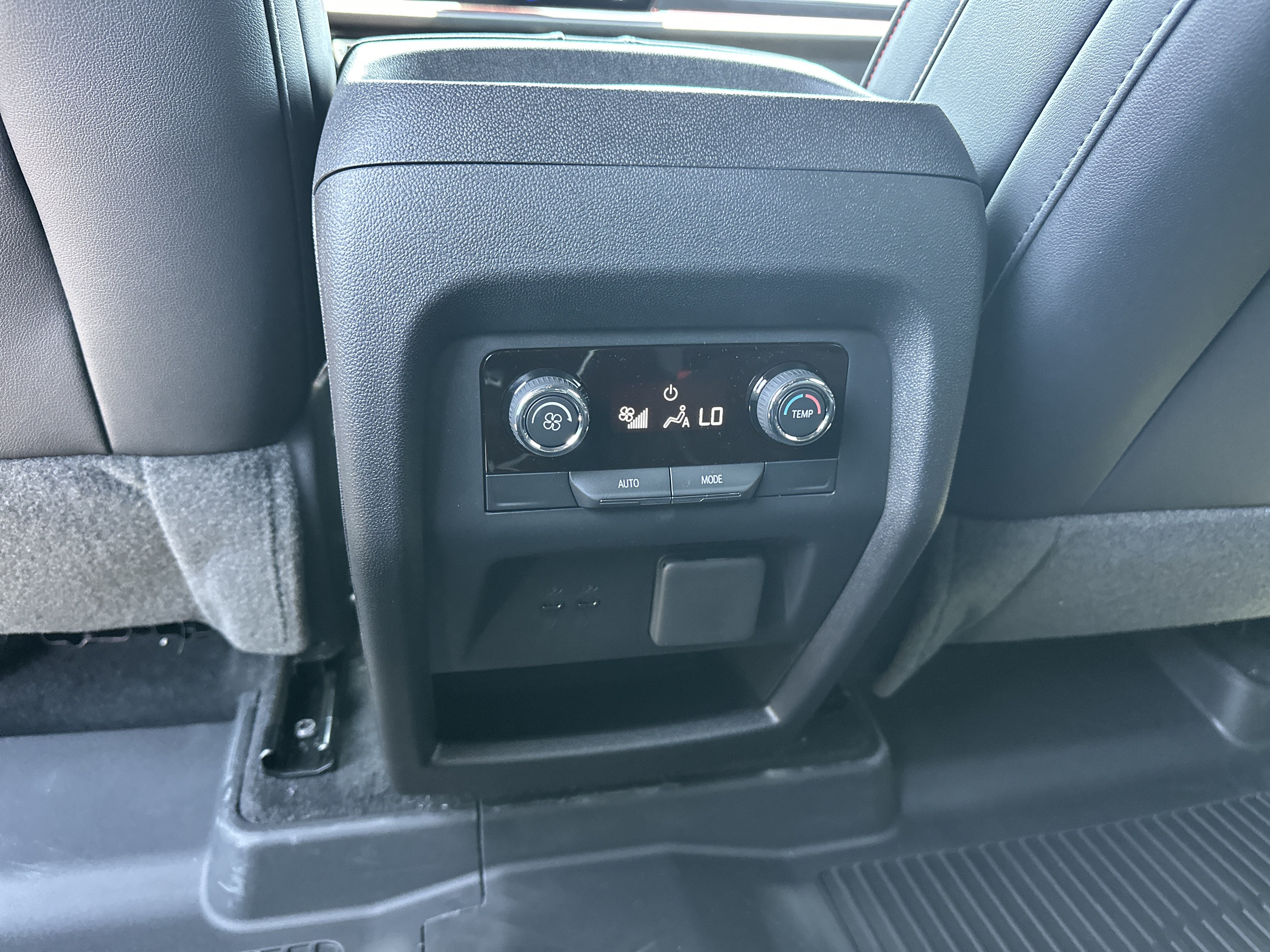 New 2026 Chevrolet Traverse Z71 w/ Enhanced Driving Package AWD/4WD image 24