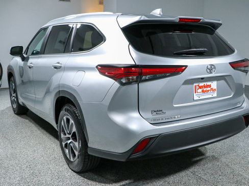 Used 2023 Toyota Highlander XLE FWD image 9