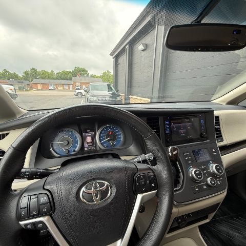 Used 2017 Toyota Sienna XLE Premium FWD image 15