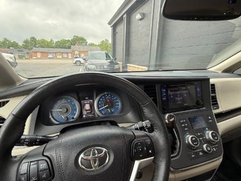 Used 2017 Toyota Sienna XLE Premium FWD image 15
