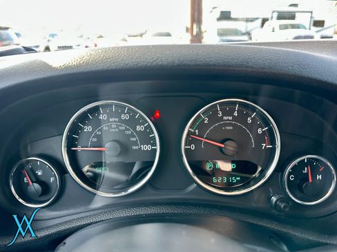 Used 2018 Jeep Wrangler Unlimited Sahara w/ Connectivity Group AWD/4WD image 31