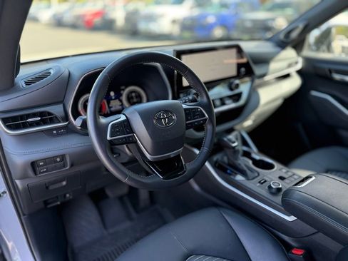 Certified 2025 Toyota Highlander XSE image 13