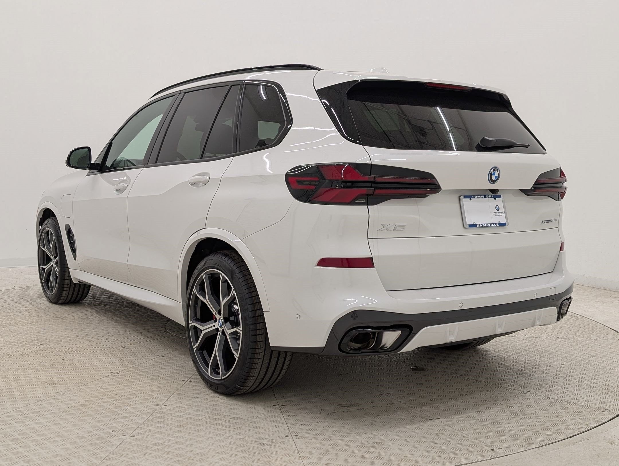 New 2026 BMW X5 xDrive50e w/ M Sport Package AWD/4WD image 3