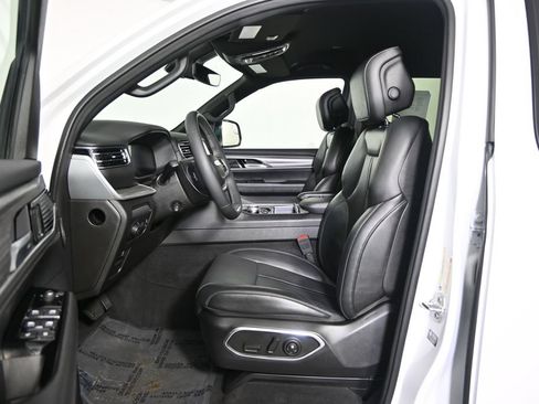 Used 2024 Jeep Wagoneer L Series III w/ Flexible Seating Group AWD/4WD image 22