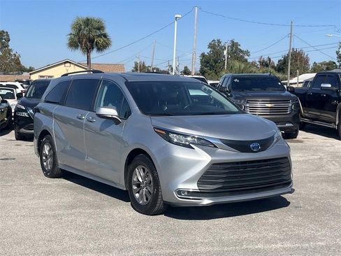 Used 2024 Toyota Sienna XLE image 7