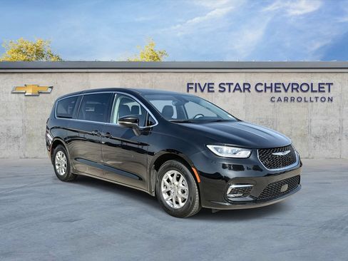 Used 2023 Chrysler Pacifica Touring-L FWD image 1
