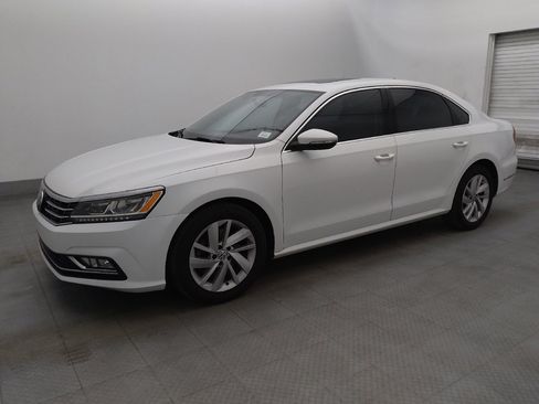 Used 2018 Volkswagen Passat 2.0T SE w/ SE Lighting Package FWD image 2