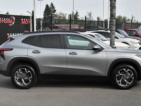 Used 2025 Chevrolet Trax LT w/ LT Convenience Package FWD image 9
