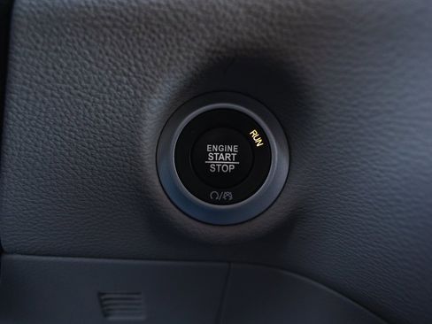 Used 2024 Chrysler Pacifica Select image 17