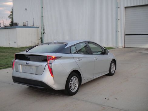 Used 2018 Toyota Prius Two w/ Prius Two Safety Plus Package image 7