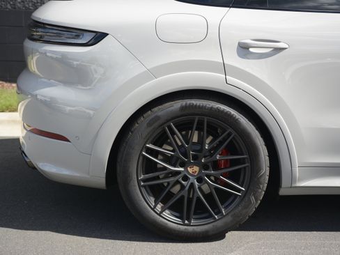 Certified 2026 Porsche Cayenne GTS AWD/4WD image 38