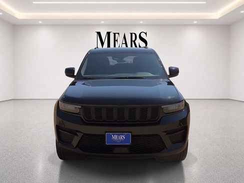Used 2025 Jeep Grand Cherokee Altitude AWD/4WD image 8