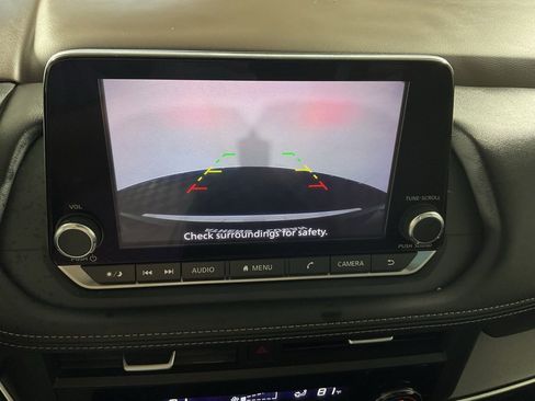 Used 2023 Nissan Rogue SV image 2