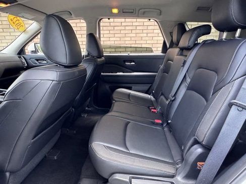 Used 2022 Nissan Pathfinder SL w/ SL Black Package image 16