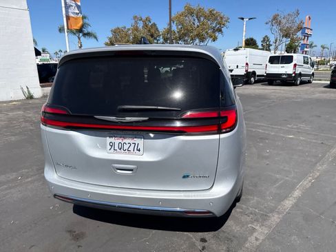 Used 2024 Chrysler Pacifica Limited FWD image 16