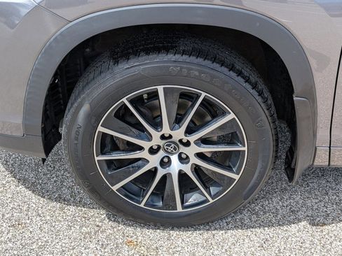 Used 2017 Toyota Highlander SE w/ Carpet Mat Package AWD/4WD image 27
