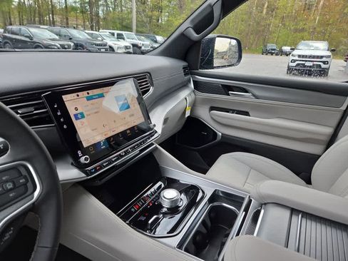 New 2026 Jeep Grand Wagoneer Limited AWD/4WD image 17