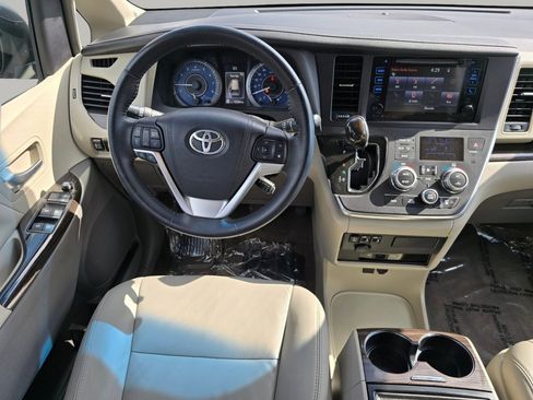 Used 2016 Toyota Sienna XLE Premium FWD image 3