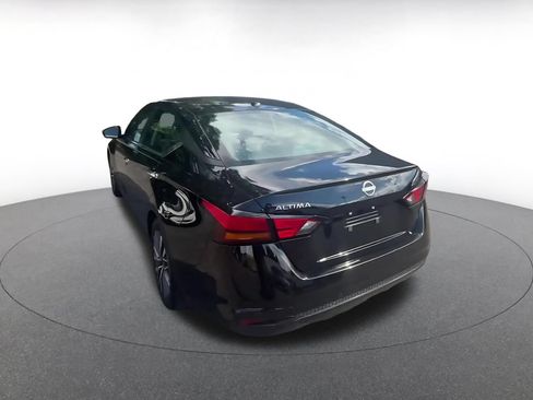 Used 2025 Nissan Altima 2.5 SV FWD image 12