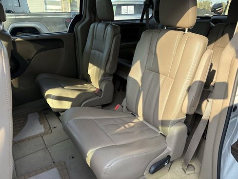 Used 2014 Chrysler Town & Country Touring image 22