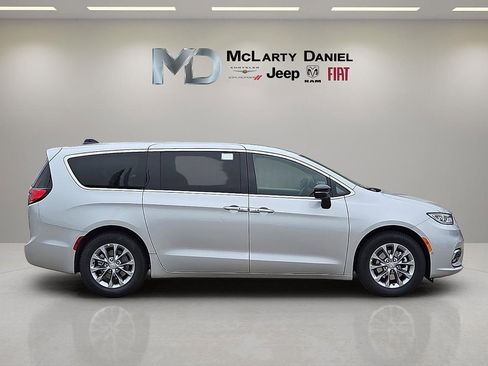New 2026 Chrysler Pacifica Limited w/ Uconnect Theater Family Group FWD image 6