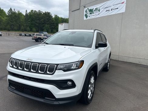 Used 2022 Jeep Compass Latitude w/ Sun and Sound Group AWD/4WD image 1
