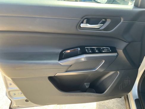 Used 2023 Nissan Pathfinder SL AWD/4WD image 11
