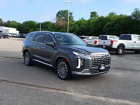 Used 2025 Hyundai Palisade Calligraphy FWD image 2